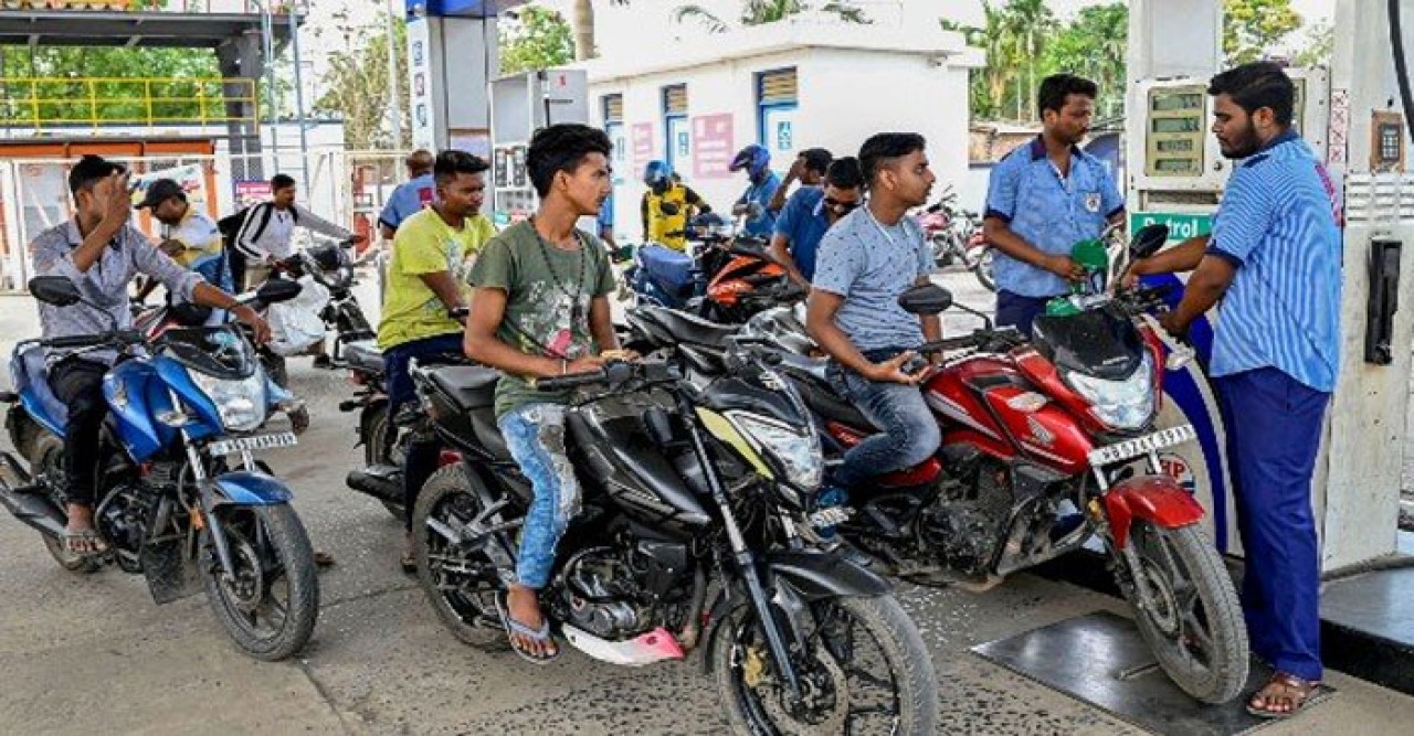 জ্বালানির দামবৃদ্ধির জেরে ভাড়া বাড়ানোর দাবি,সপ্তাহের প্রথম দিনেই রাজধানীতে পরিবহণ ধর্মঘট
